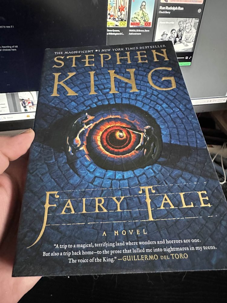 Alternate blue paperback cover for Stephen King's 