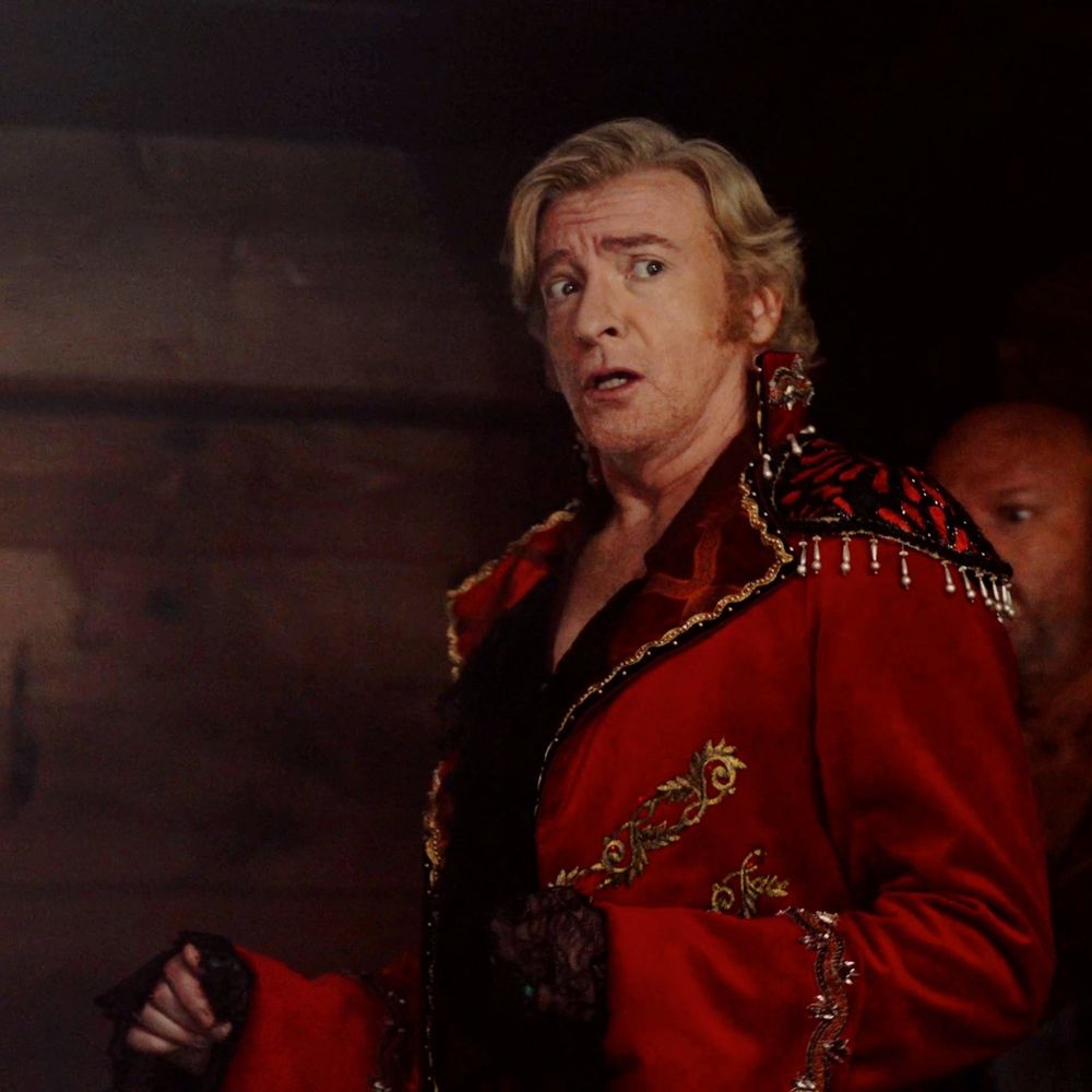 Stede in the red cursed suit looking very uneasy.