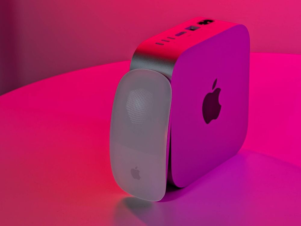 Mac mini junto al Magic Mouse. 
