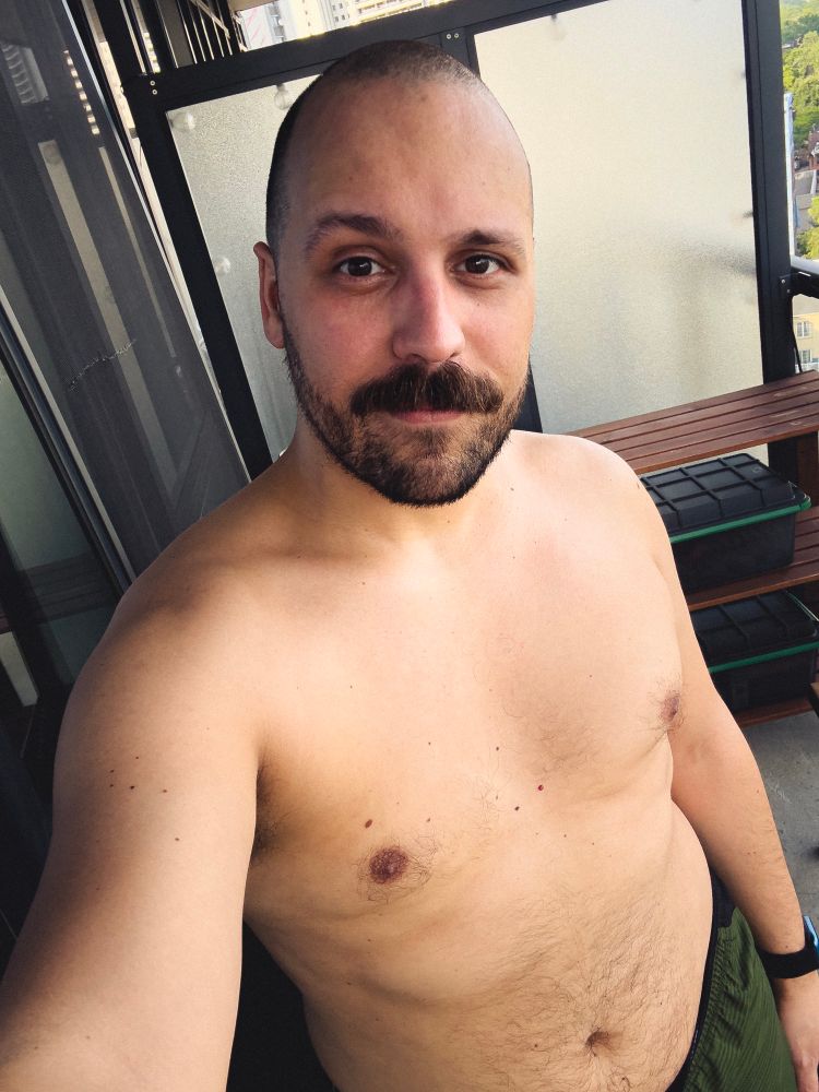 Post run selfie with a light smile on my flushed face. The caption is lying and there’s actual lint in my belly button. 🤐