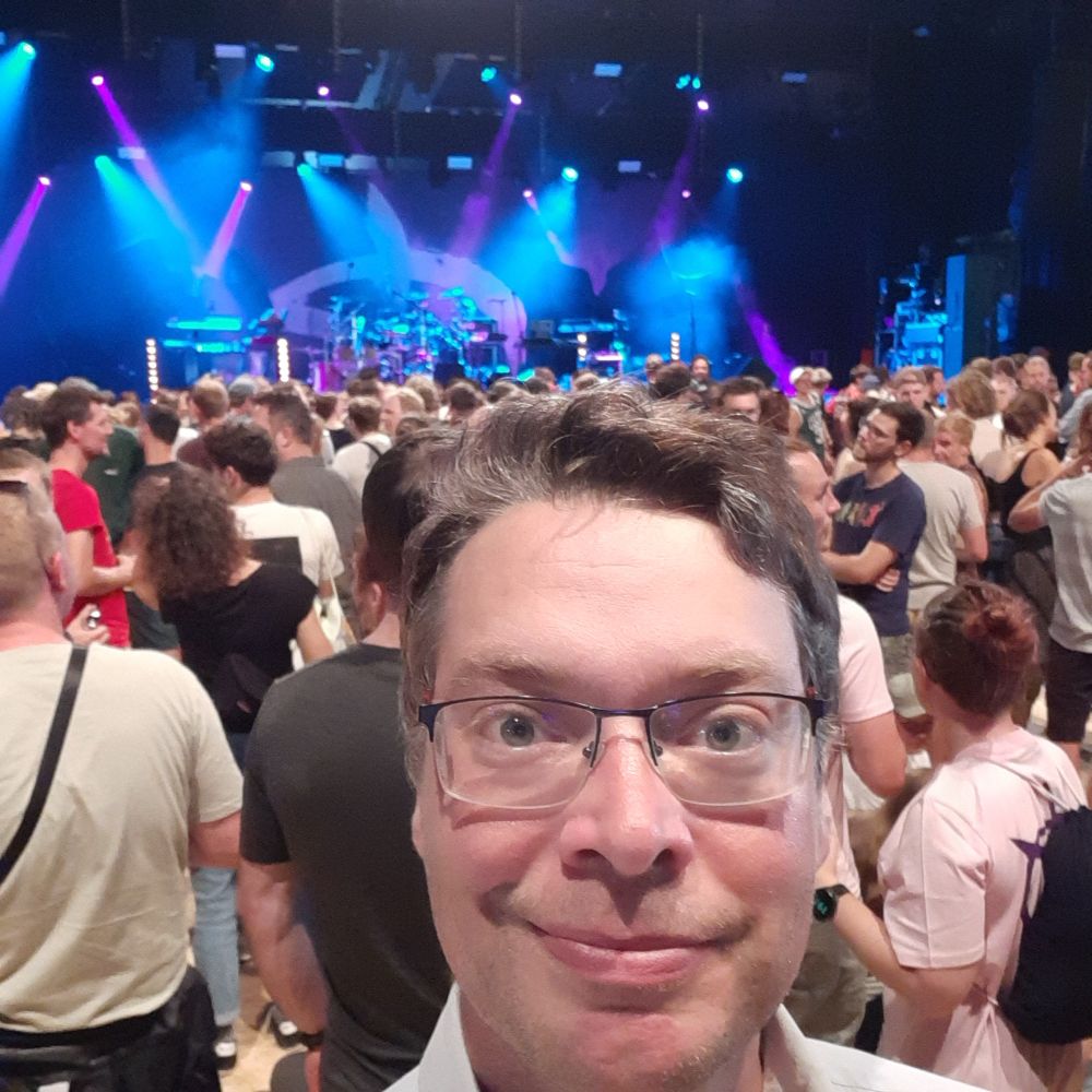 Selfie vor dem Konzert mit noch leeren Bühne