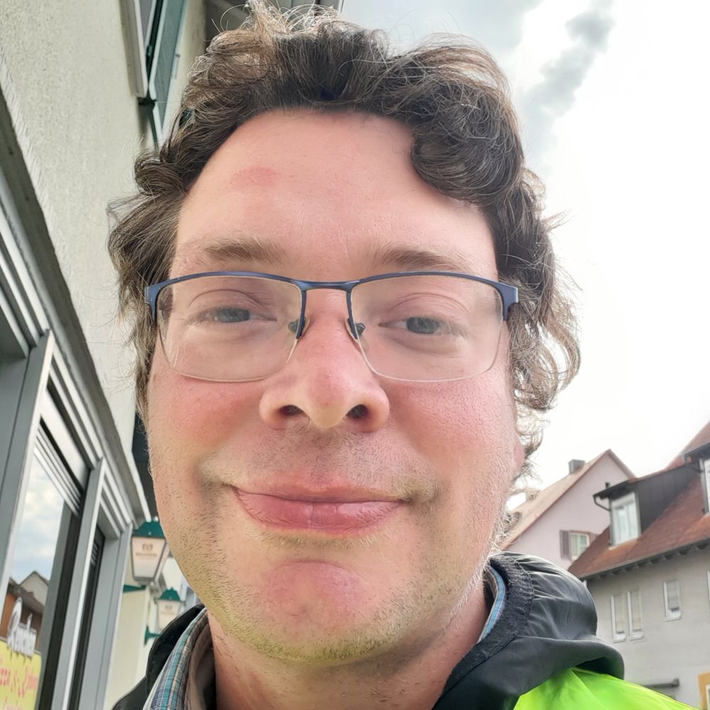 Vorher-Bild ich mit leicht lockeren langen Haaren.