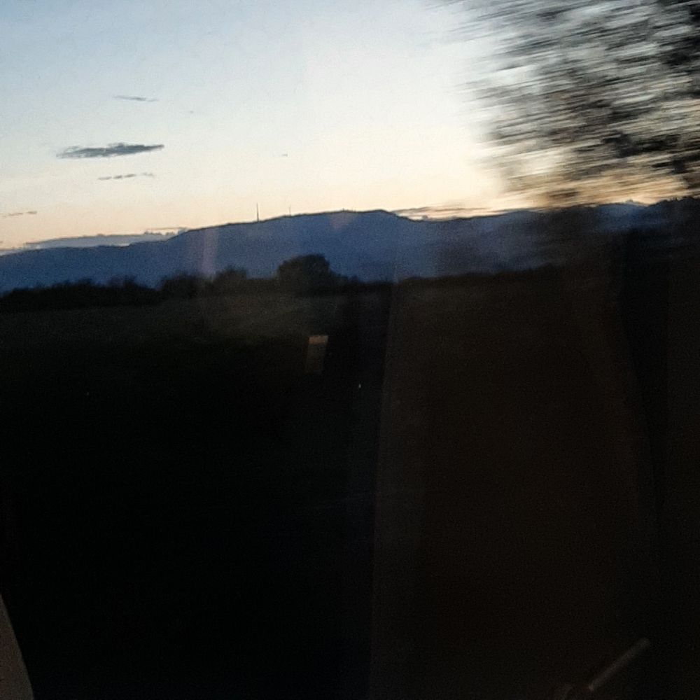 Hornisgrinde im Morgengrauen aus dem Zug aufgenommen 