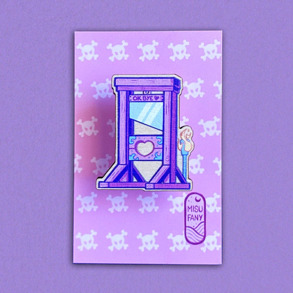 Pin’s en bois d’une mignonne guillotine rose et violette 