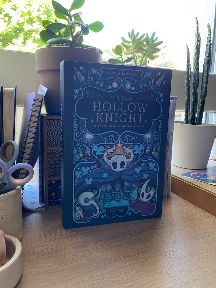 Livre Hollow Knight par Davis Torres de chez Third Editions, avec une couverture complètement illustrée par moi-même hehe