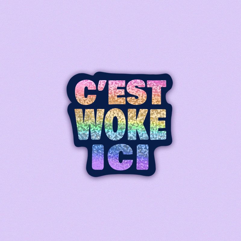 Sticker holographique arc-en-ciel avec la phrase "c'est woke ici"