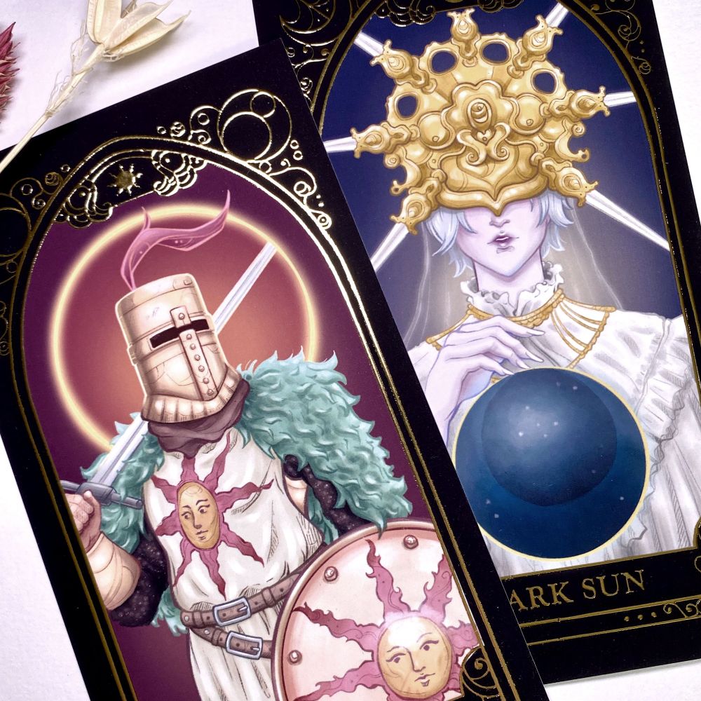 Sun (Solaire d'Astora) et Dark Sun (Gwyndolin) de Dark Souls 1

2 cartes de tarot 9x17 cm recto/verso

Papier couché demi-mat + pelliculage soft touch

Dorure or en relief

