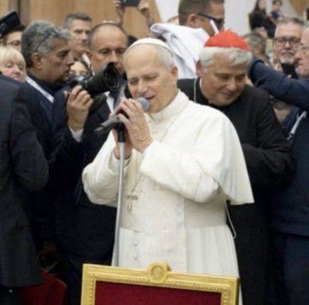le pape Leo fait du beatbox au micro