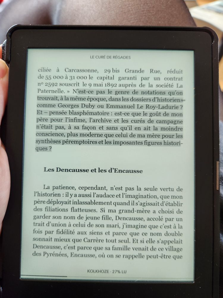 Est ce que le goût de mon père pour l'infime, l'archive et les curés de campagne n'était pas, à son façon et sans qu'il en ait la moindre conscience, plus moderne que celui de ma mère pour les synthèses péremptoires et les imposantes figures historiques ?