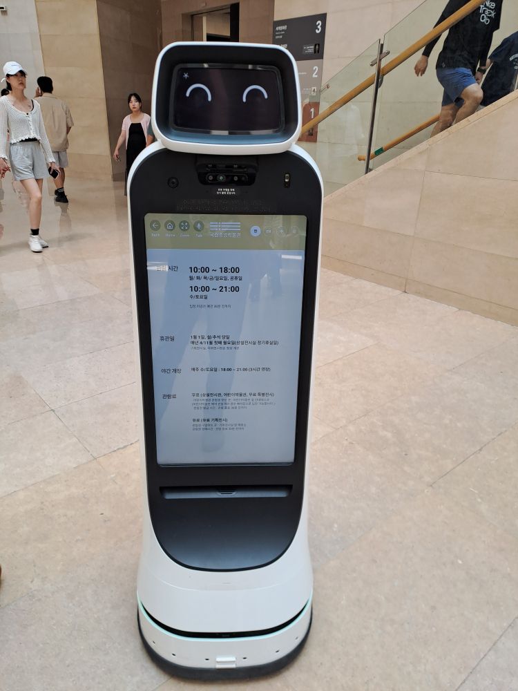 Robot en ballade dans le musée national de Corée.