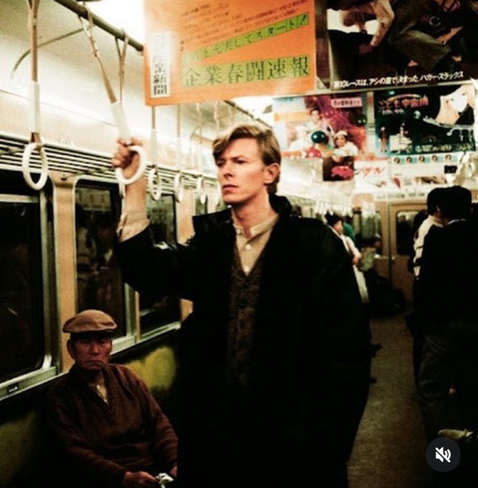 David Bowie dans.s le métro japonais.