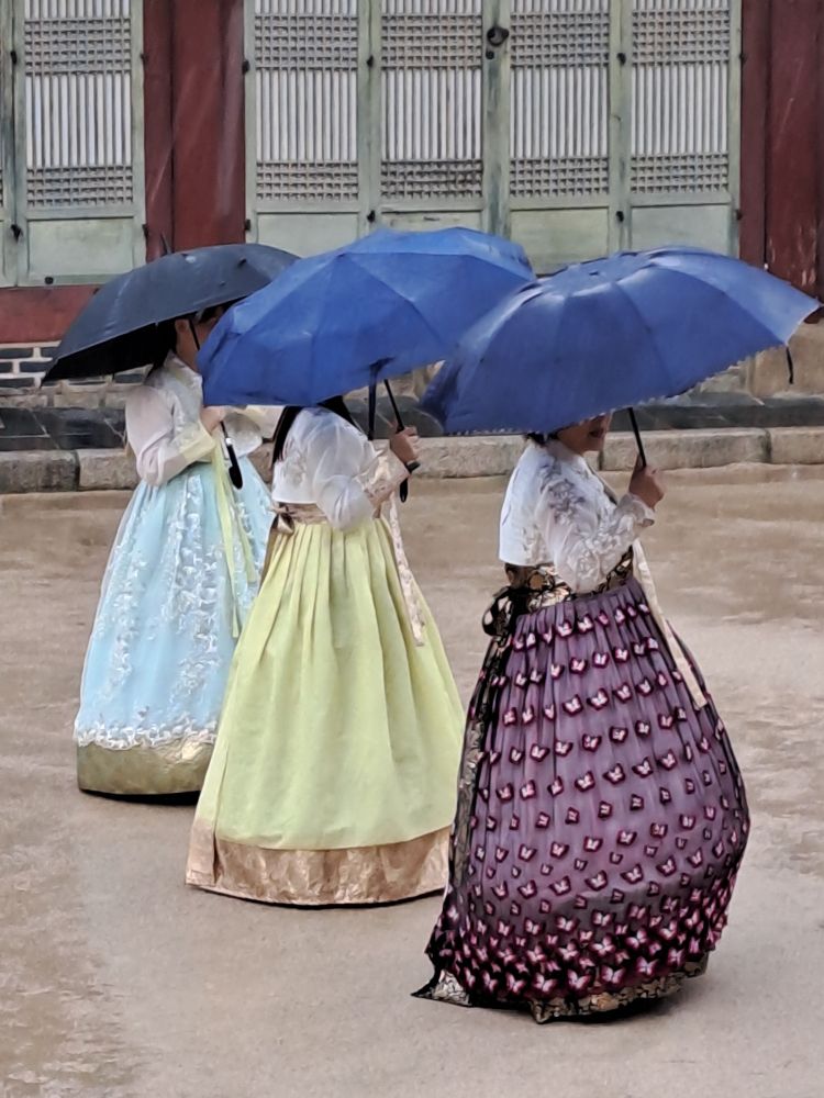 Élégantes d'accords le palais de Gyeongbokgung. Séoul.
