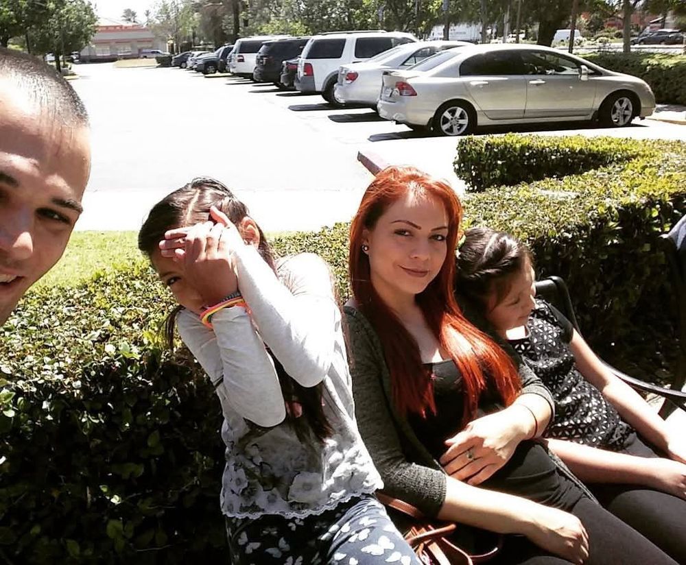 Robert Vanleeuwen ('van Leeuwen') with his family before the loss. 𝗟𝗲𝗳𝘁 𝘁𝗼 𝗥𝗶𝗴𝗵𝘁: Robert & his daughter Marjorie Linette, his wife Elisseth Esmirelda (Pregnant) & step daughter Brittany Pina. 