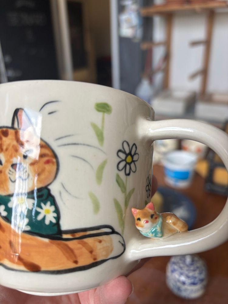 Mini Daisy on the mug handle 