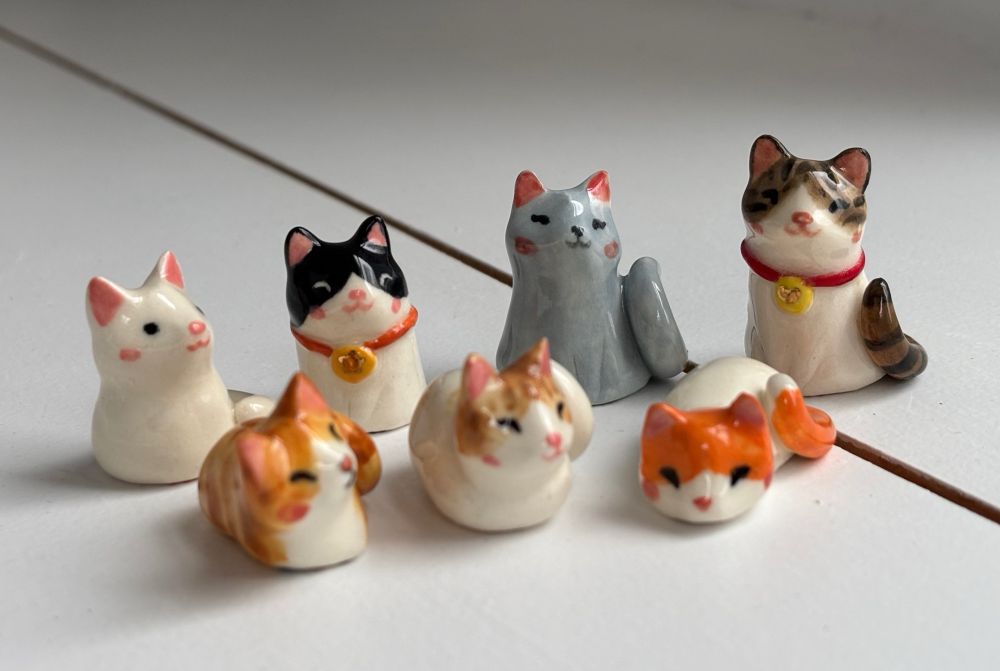 7 cat mini figurines 