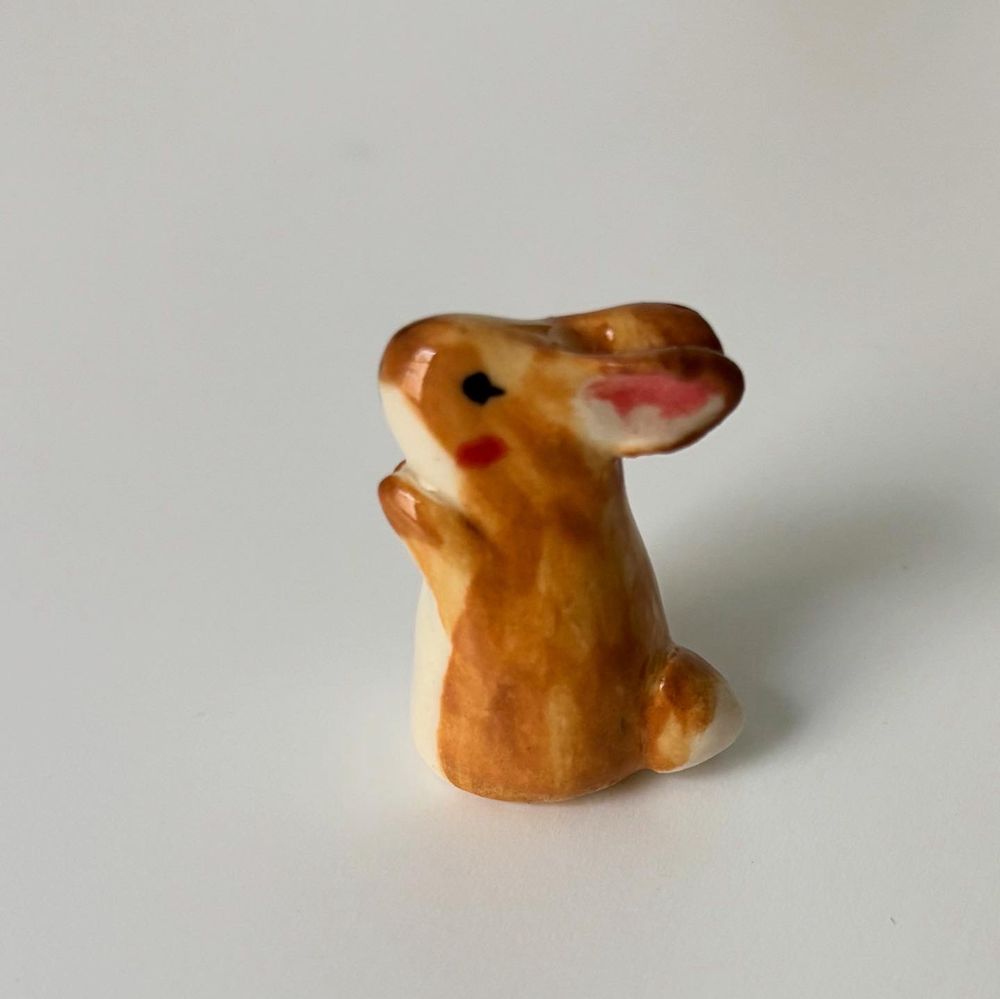 Inquisitive bunny figurine 