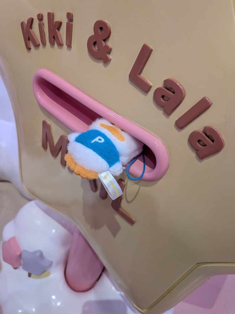 ふわもこワッペンのおペクがキキララさんの星型のポストの投入口に挟まっている