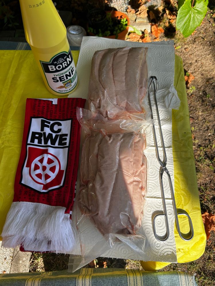 Bratwürste vakuumverpackt eine Grillzange, Bornsenf und eine Schärpe vom FCRWE