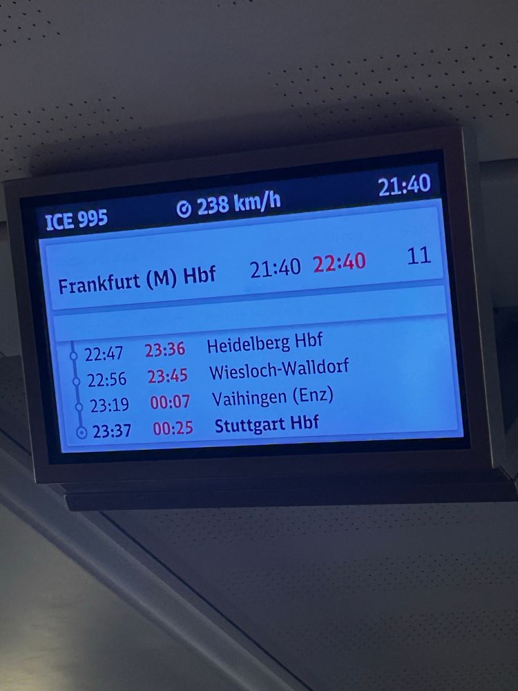 ICE-Info Bildschirm mit reichlich Verspätung 