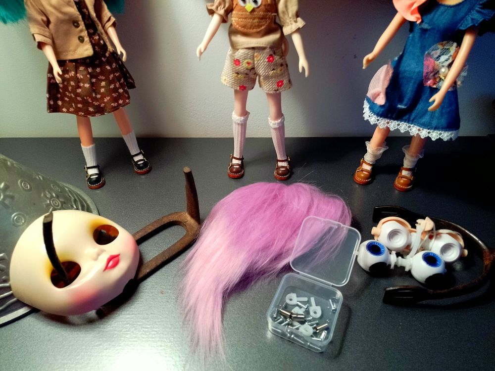 Blythe dolls posing with some doll parts sourced from China.