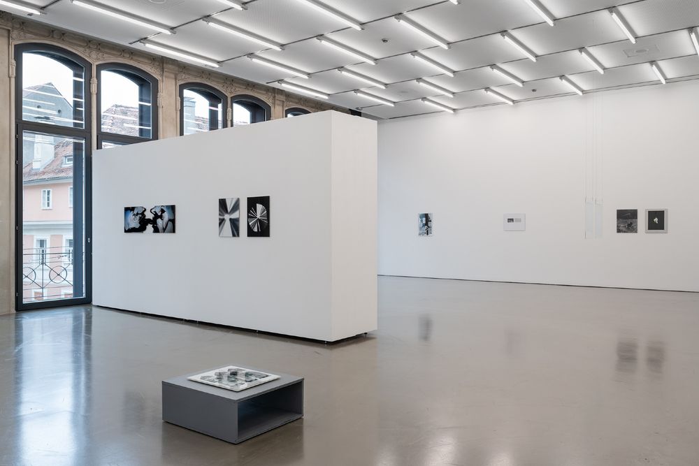 Teilansicht der Ausstellung "Fotografie zerstören" in den Räumen von Camera Austria in Graz.

Ausstellungsansicht Camera Austria, Graz 2024. Fotos: Markus Krottendorfer