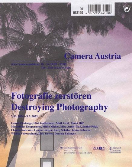 Plakat zur Ausstellung. Fotografie zerstören in Camera Austria, Graz. Palmen vor einem Sonnenuntergang.