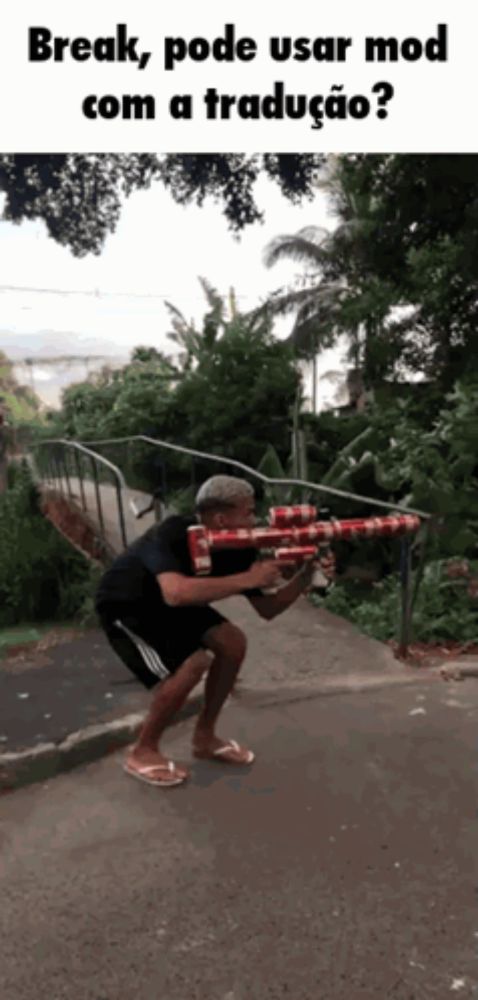 a man in flip flops is squatting down while holding a gun with the caption break pode usar mod com a tradução