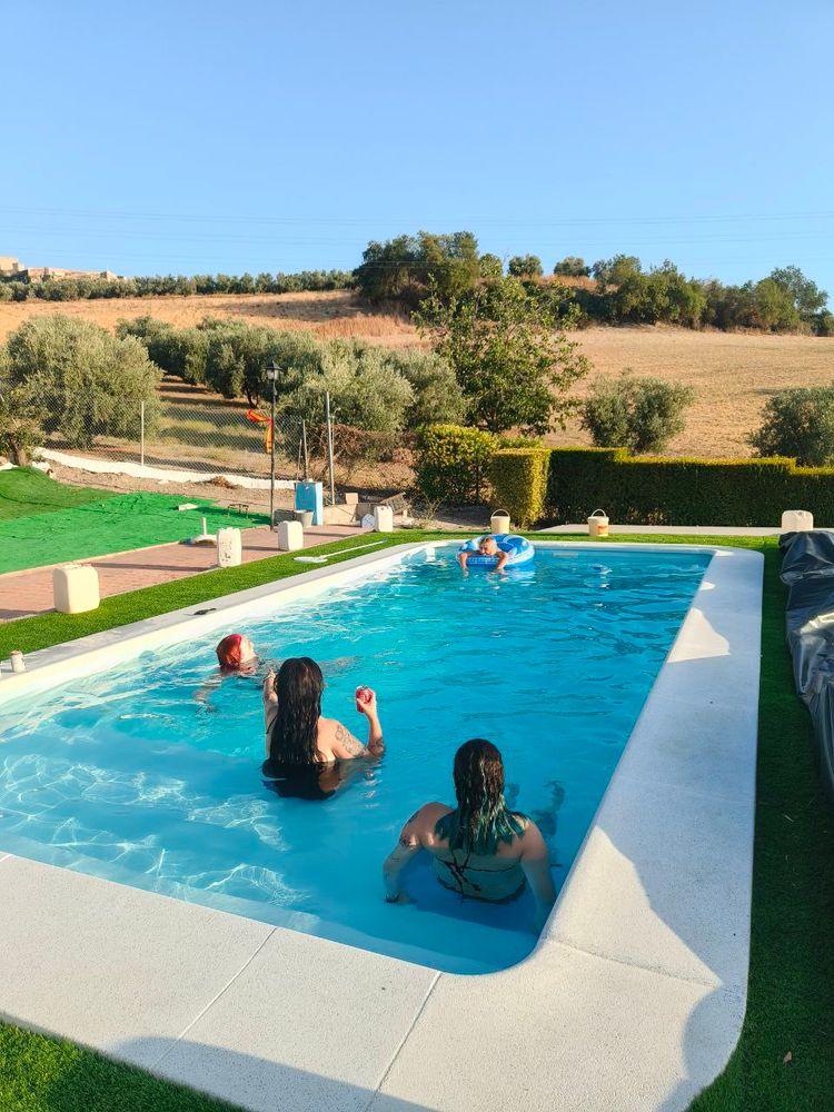 amigas disfrutonas en la piscina 