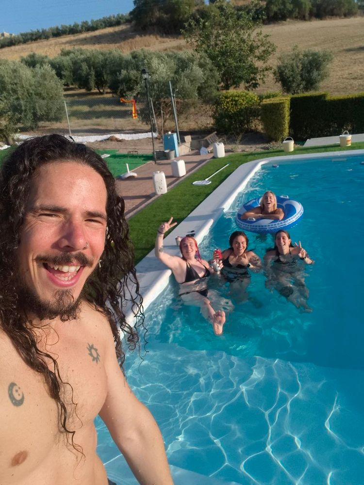 amiguitos felices en la piscina