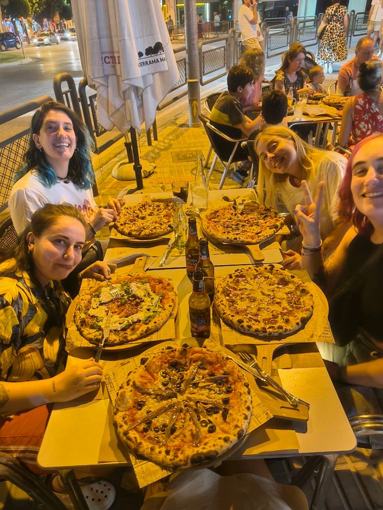 amiguitos felices con pizzas deliciosas