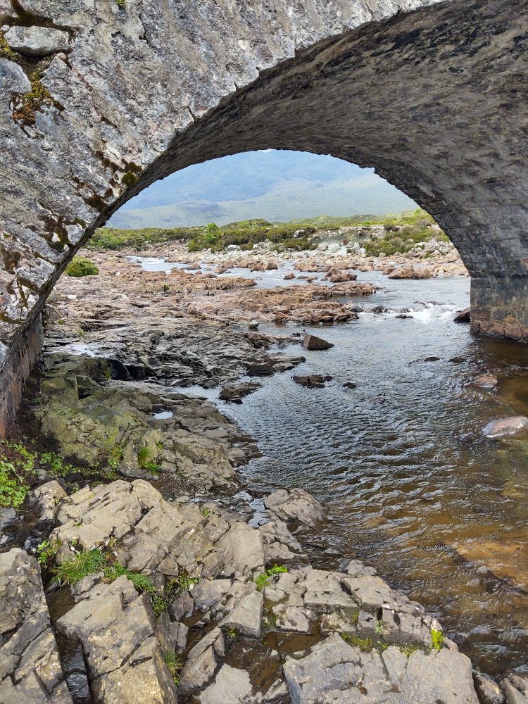 Eine alte, steinerne Brücke über einem steinigen Flüsschen in Sliganach. Hier sein Gesicht für 7 Sekunden ins Wasser zu halten soll einem den Segen der Feen und ewige Schönheit sichern.

LGBTIQ* sind überall und wunderbar!