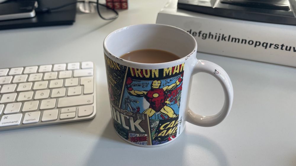 Marvel Kaffeetasse auf meinem Schreibtisch neben der Tastatur 
