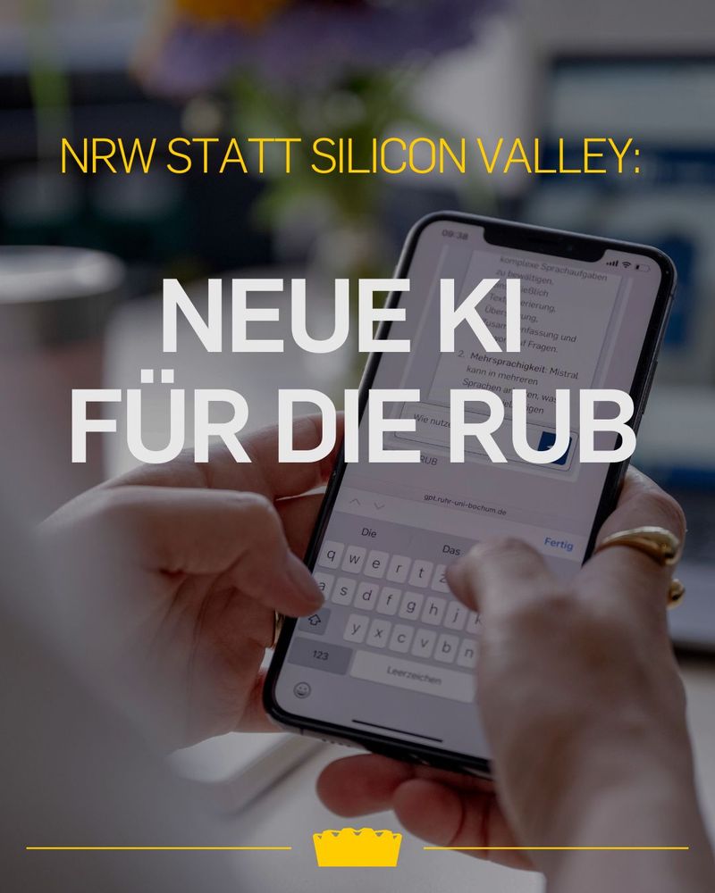 Nahaufnahme von Händen, die ein Smartphone halten. Darauf ist ein Chat mit einer KI zu sehen. Darüber Text: "NRW statt Silicon Valley: Neue KI für die RUB"