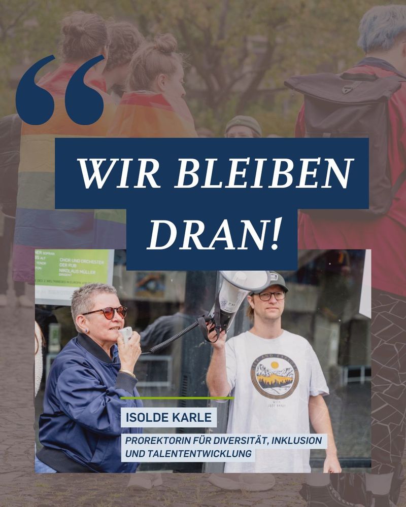 Foto von Isolde Karle an einem Megafon. Darauf in blauer, großer Schrift: „Wir bleiben dran!“