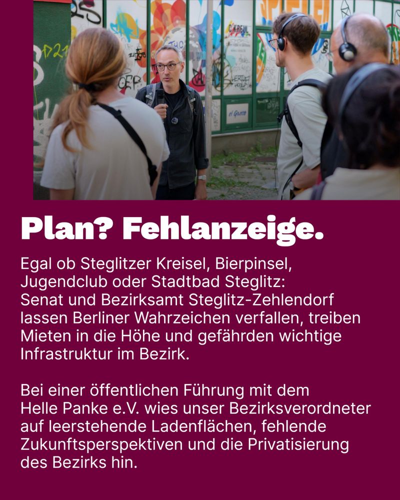 Unser Bezirksverordneter Dennis Egginger-Gonzalez spricht vor Zuhörenden in ein Mikrofon. Im Hintergrund die getaggte und mit Graffiti besprühte Fassade eines Spielwarengeschäfts an der Schloßstraße. Der Begleittext ist inhaltlich deckungsgleich mit dem des eigentlichen Posts.