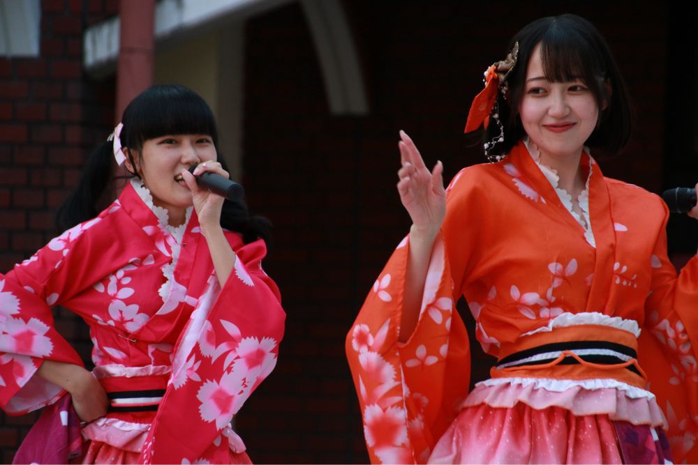 本当は3人組なんですが最上白音ちゃんが用事で帰宅したため香澄まなちゃん(左ピンクの衣装)と伊達夏海ちゃん(右オレンジの衣装)のお2人でのステージでした