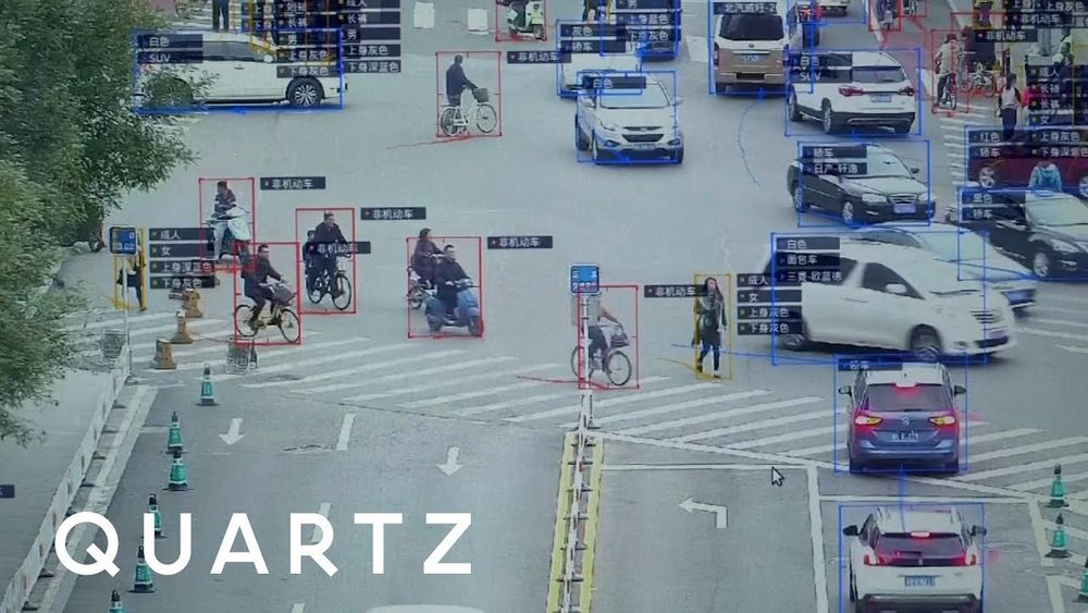 screenshot einer personenidentifizierungsanlage es sind menschen in der oeffentlichkeit zu sehen um den koerper jeder person wurde ein farbiges quadrat gelegt mit einer identifikationsnummer (in chinesisch)