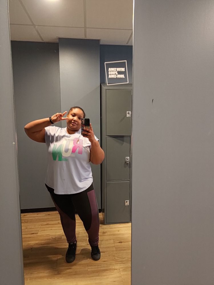 Elawan au Basic Fit après une séance 
Tee shirt de sport violet avec legging noir et mauve 😁