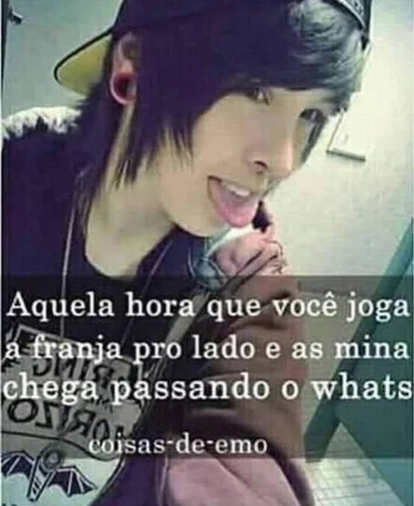 Foto de um homem emo com a frase "Aquela hora que você joga a franja pro lado e as mina chega passando o whats" e logo em baixo "coisas-de-emo" escrito na parte de baixo
