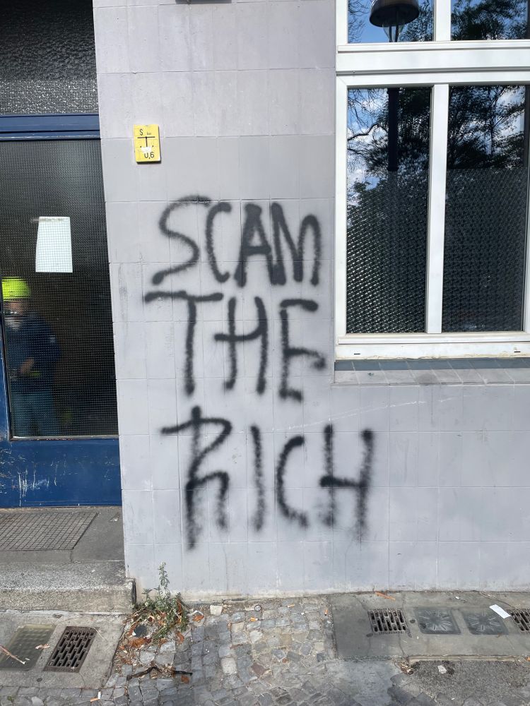 Graffiti: scam the rich