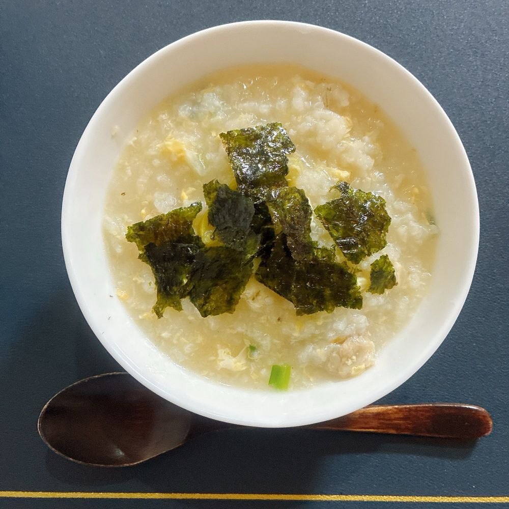 ヒラスズキのアラ入りの水炊きの出汁で今朝作った雑炊の残り。韓国海苔をかけて。