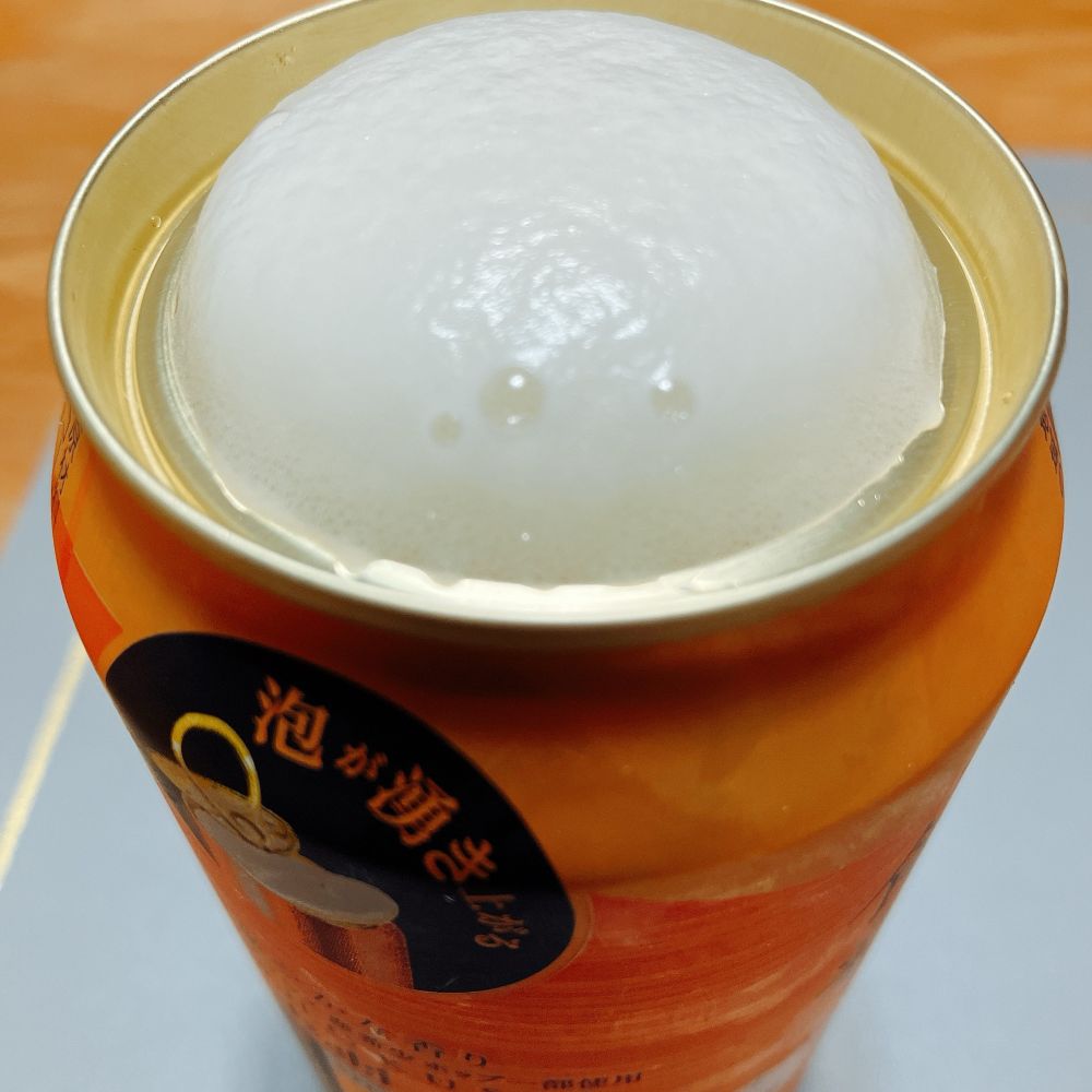 上を大きく開ける蓋の缶です。
開けた直後のふんわりきめ細かに膨らんだ泡の様子です。