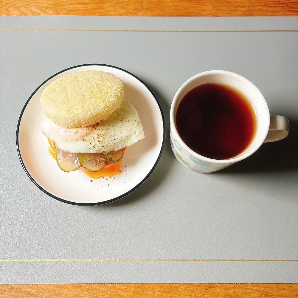 先日焼いたイングリッシュマフィンに厚切りハム、目玉焼き、チェダーチーズ、ピクルスを挟んだもの、ホットアールグレイティーの朝ごはんです。