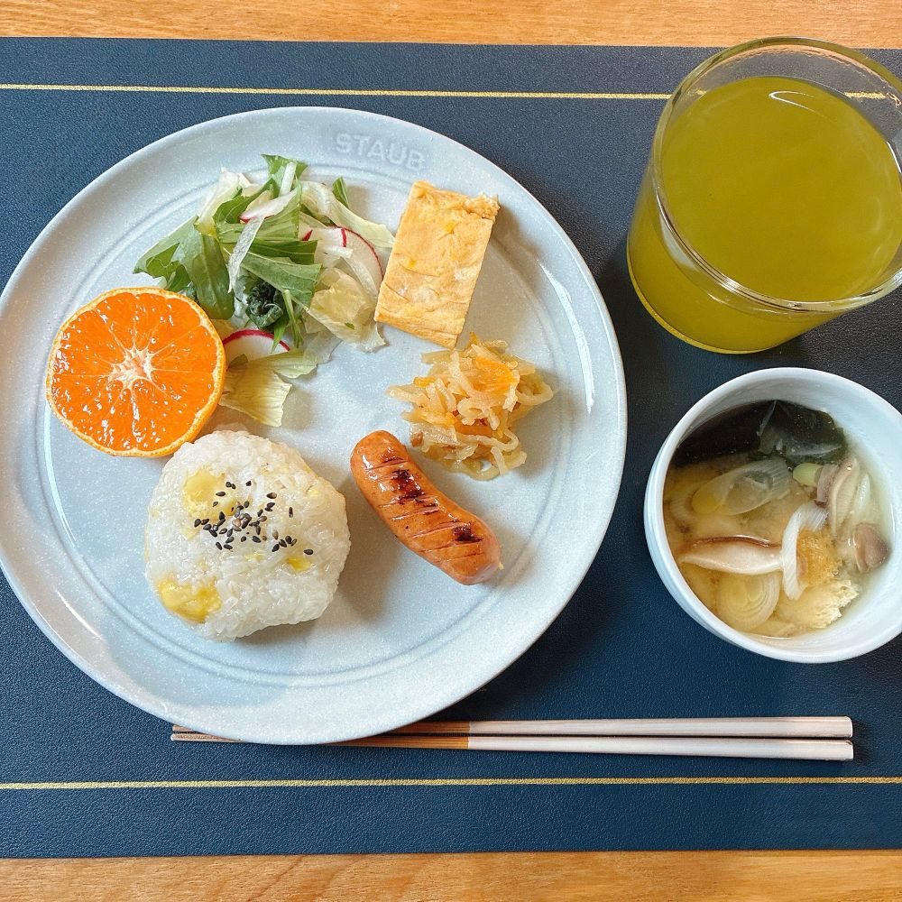 冷凍しておいた栗おこわおにぎり、レタスと水菜とラディッシュ・玉ねぎのサラダ、切り干し大根、ソーセージ、玉子焼き、きのこと白ネギ・揚げ・わかめのお味噌汁、みかん、温かい緑茶の朝ごはんです。