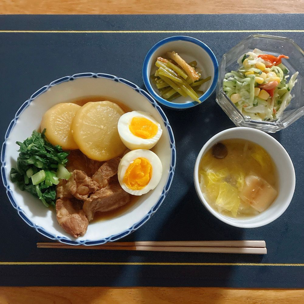 豚軟骨と大根の煮物、ゆで卵と菜葉添え、白菜としめじ・麩の味噌汁、胡瓜とカニカマとコーンのサラダ、義母が作ってくれた芋蔓とちくわの炒め煮の夜ごはんです。