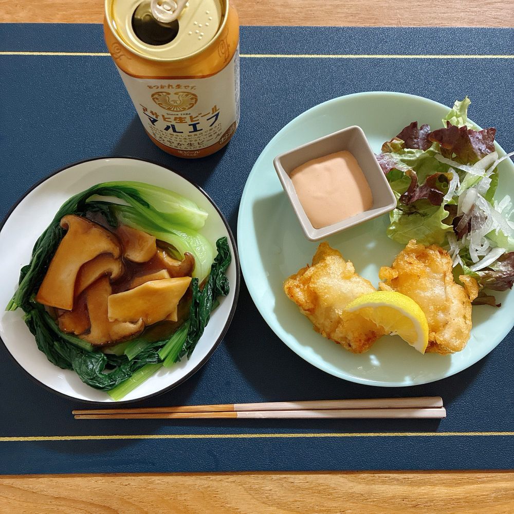 マゴチのフリッター、オーロラレモンソース添え、レタスと玉ねぎのサラダ、茹で青菜とエリンギのオイスター炒め煮、ビールの夜ごはんです。