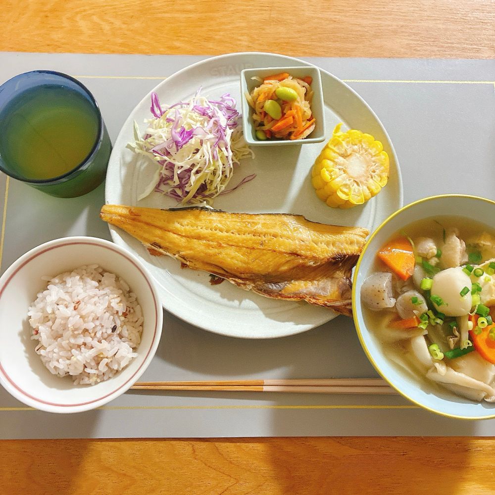 焼きホッケ、茹でとうもろこし、千切りキャベツ、昨日の切り干し大根の煮物、雑穀米、芋炊き、緑茶の夜ごはんです。
