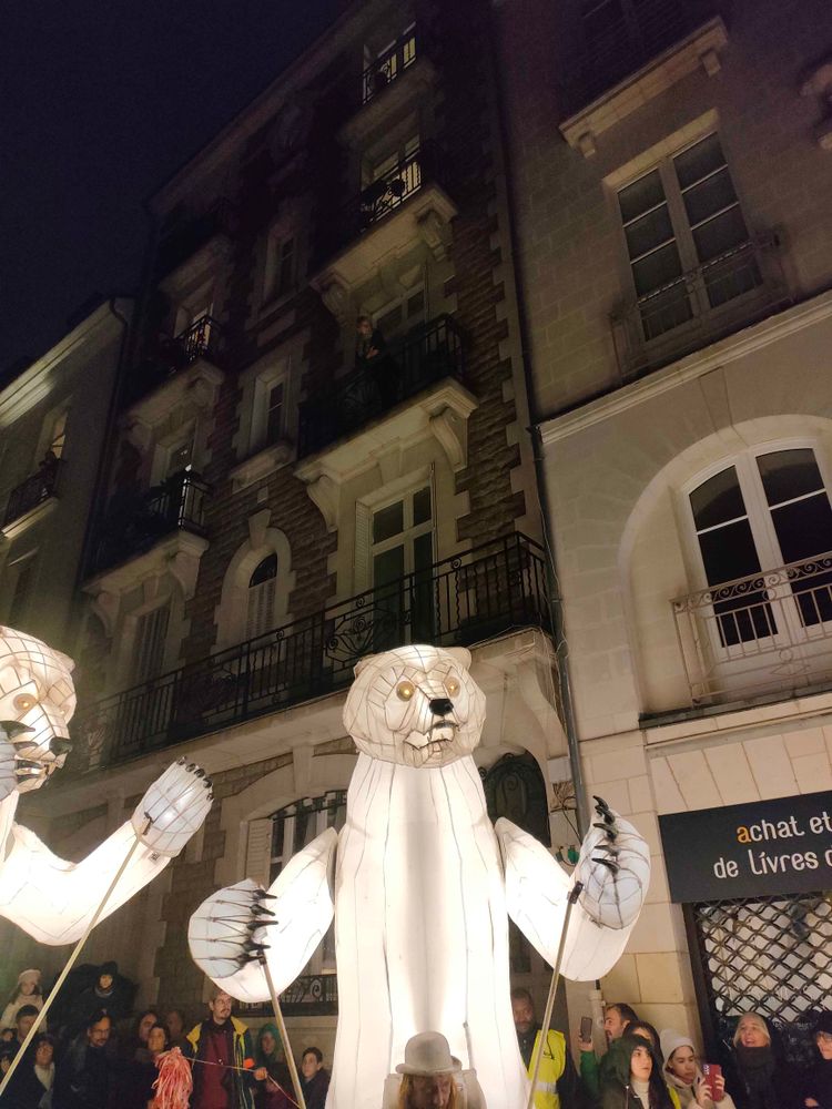 Déambulation de marionnette d'ours blanc géant en centre ville de Nantes pour les animations de Noël