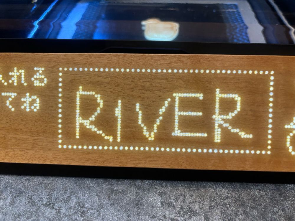 手前の木目がタッチパネルで好きな文字や絵を描ける。奥にはヤキ入れられる鴨さんがいます