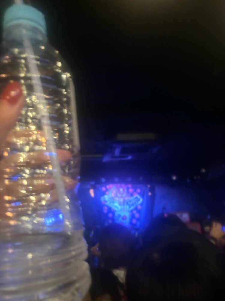 ロットンのしもてボーカルが投げた水拾ったの図